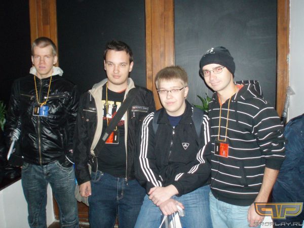 � Happy � Revolver`��